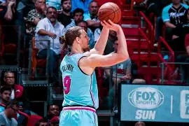 Baccarat_雄鹿字母哥顶薪续约