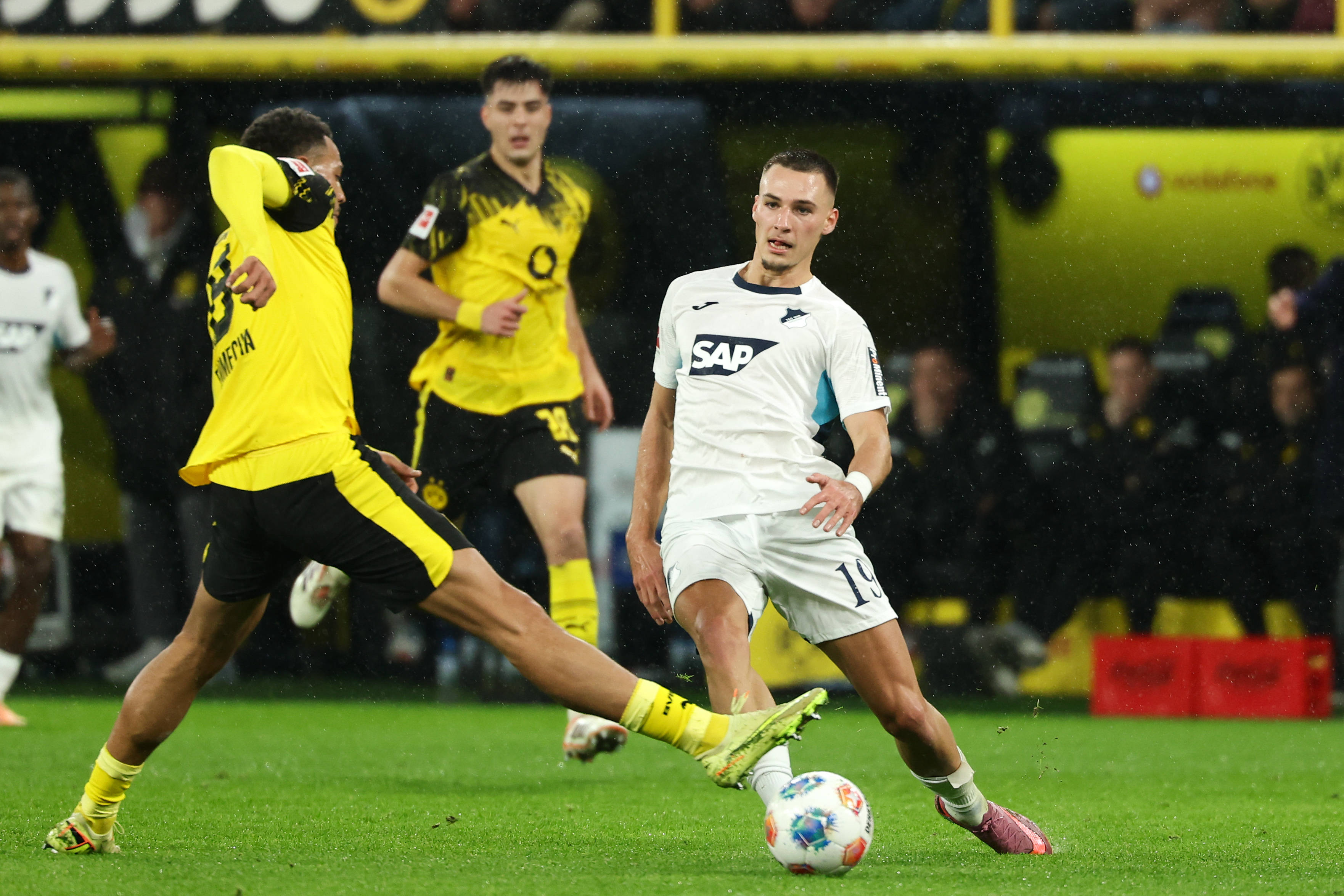 包含多特蒙德德甲击败科隆罗伊斯远射得分的词条